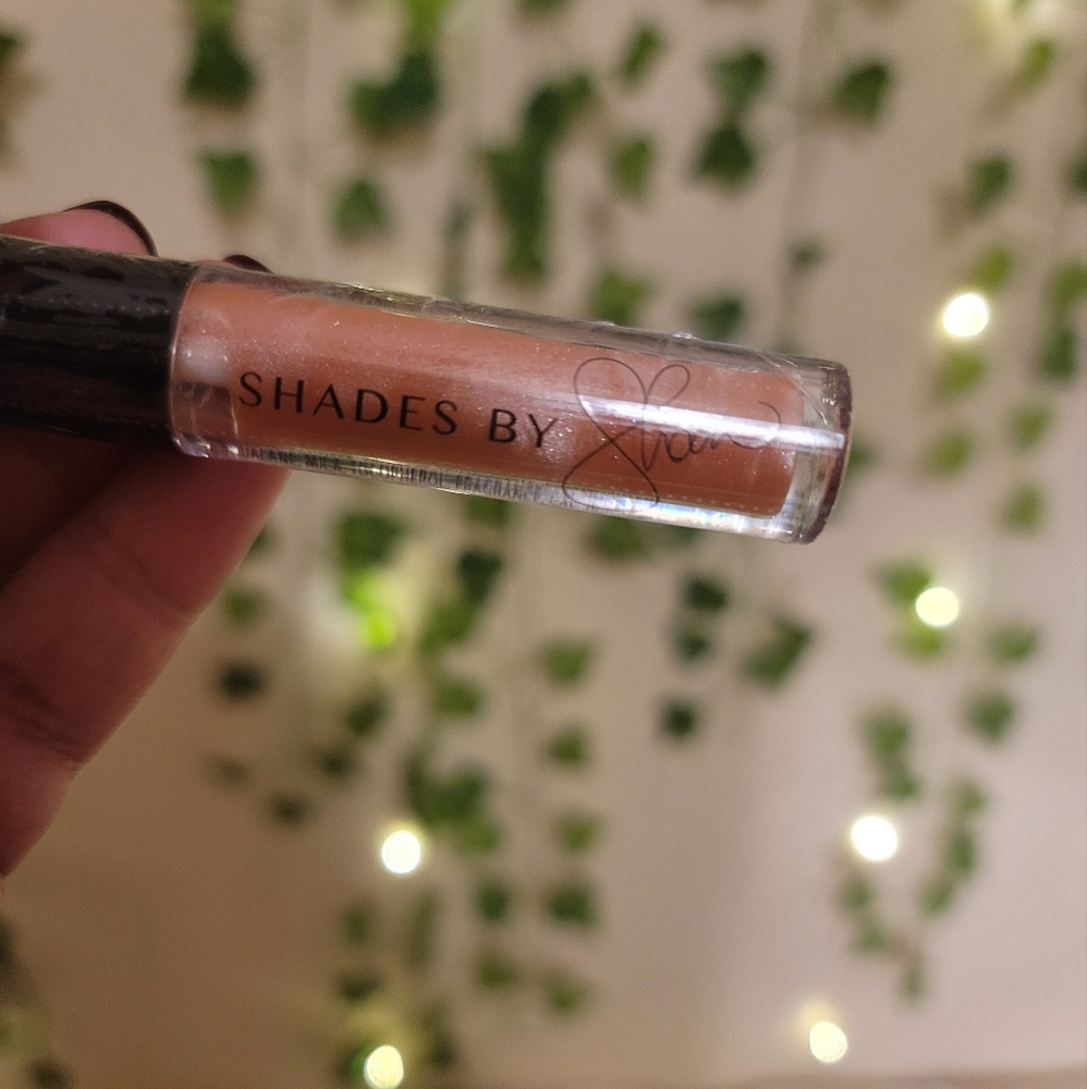 Shades by Shan Lipgloss in color Erika.